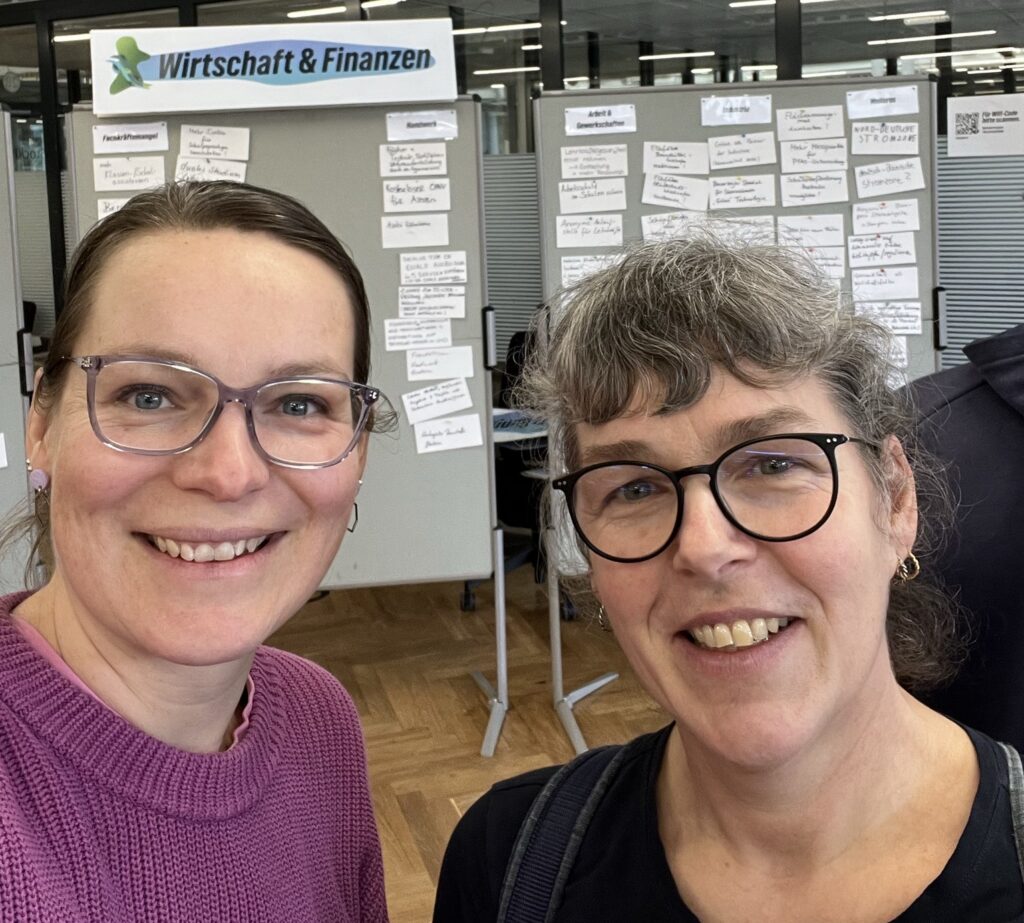 Saskia Grobe und Birgit Asmus-Mrozek vor einer Leinwand