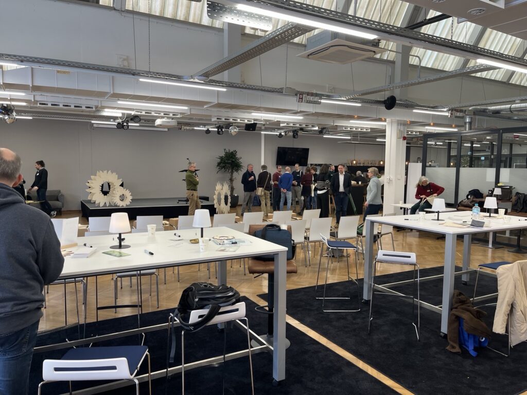 Tische und Personen im Hintergrund